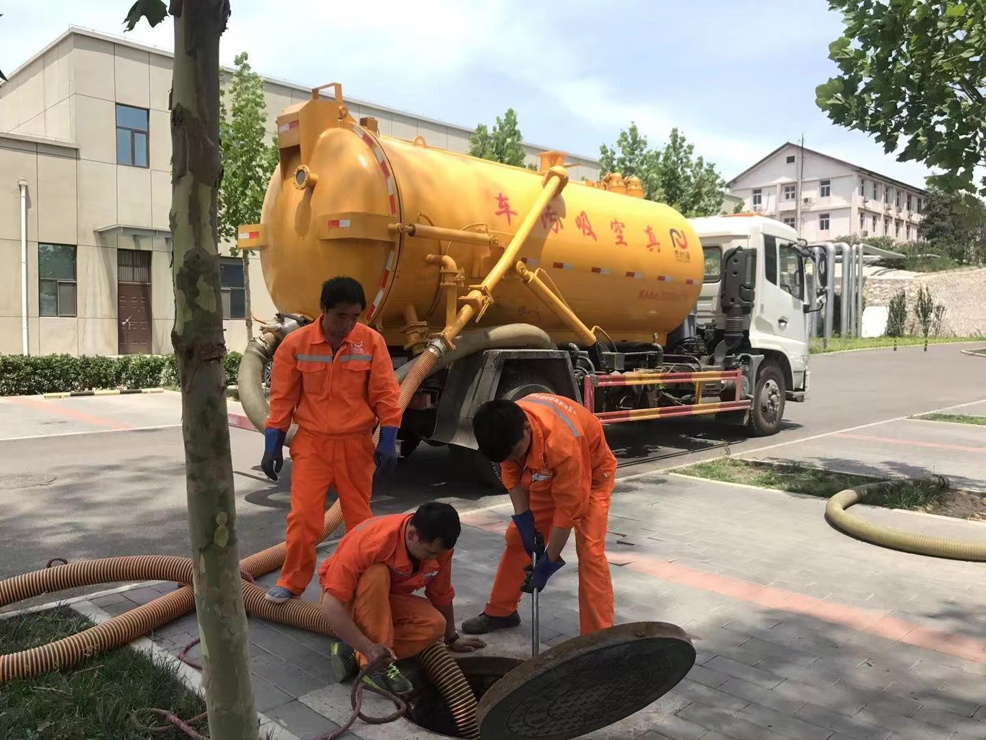 宁晋管道疏通车停在窨井附近