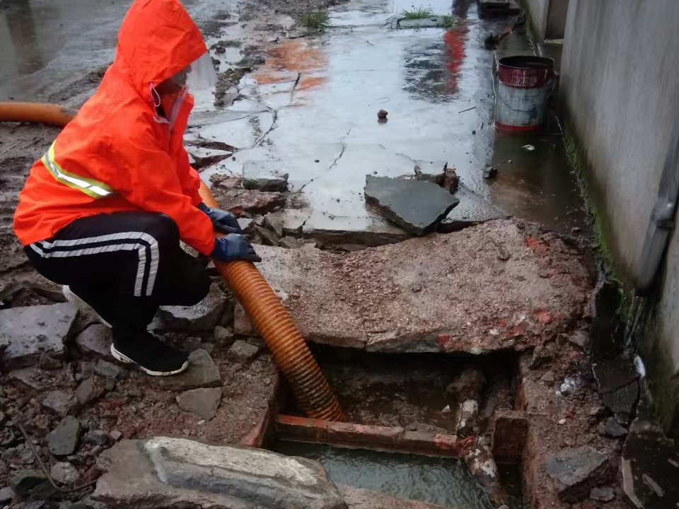 宁晋专业清理污水池 炜誉市政以规范流程守护城市 “肠道”