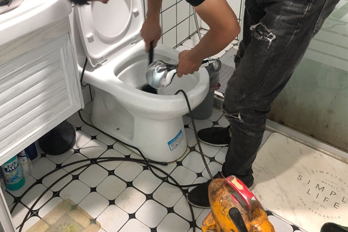 宁晋马桶堵塞自己疏通还是找师傅?专业上门服务让你省时更省心